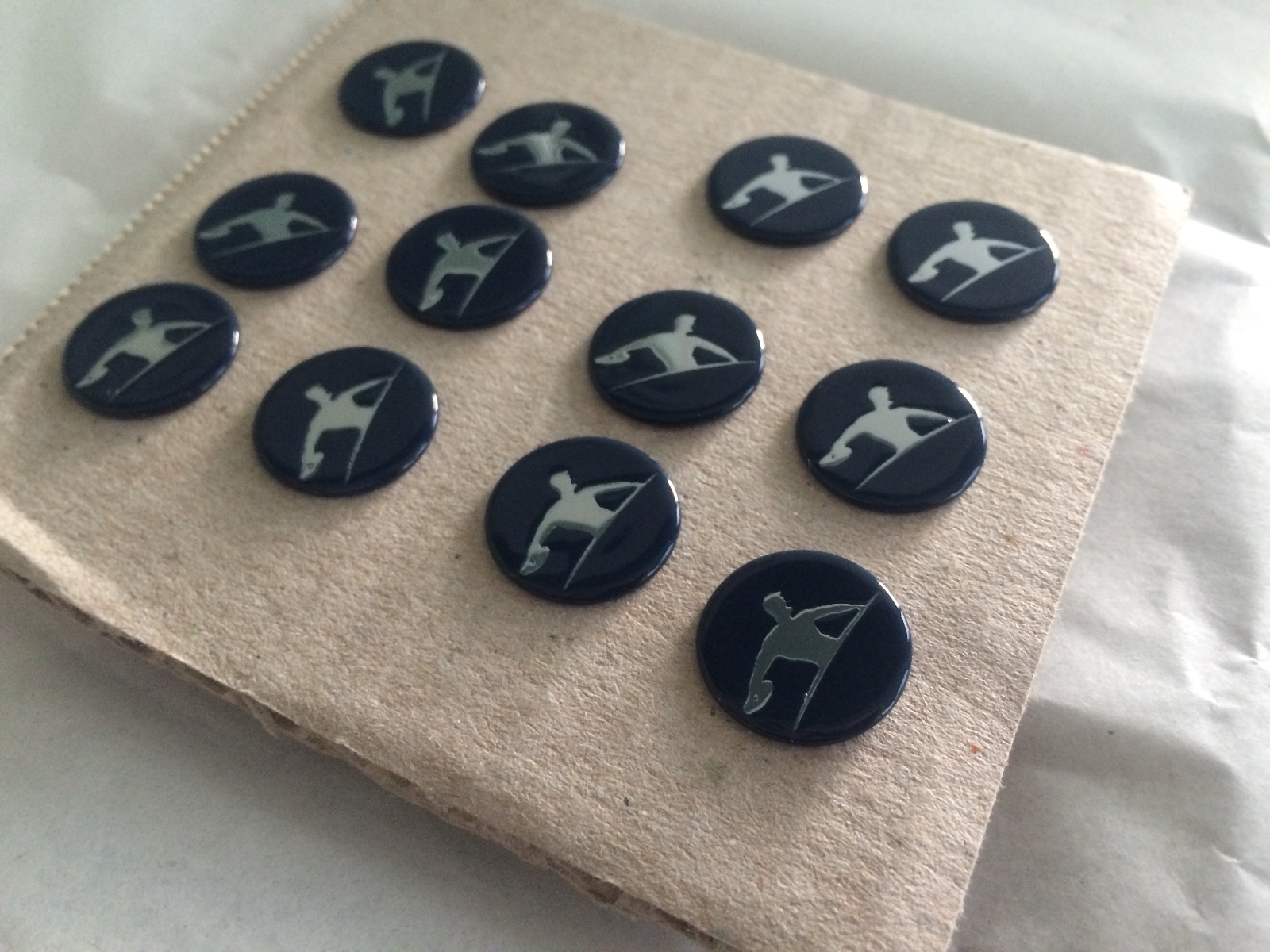 La realizzazione di spille personalizzate: un processo creativo e coinvolgente